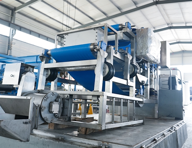 山東萊陽客戶梨子榨汁訂購的帶式壓榨機發貨啦！